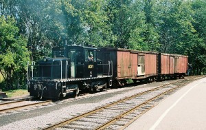 LS&I boxcars #2026 (behind locomotive) and #2011 upon delivery at North Freedom, July 19, 2007. Jim Connor photo.
